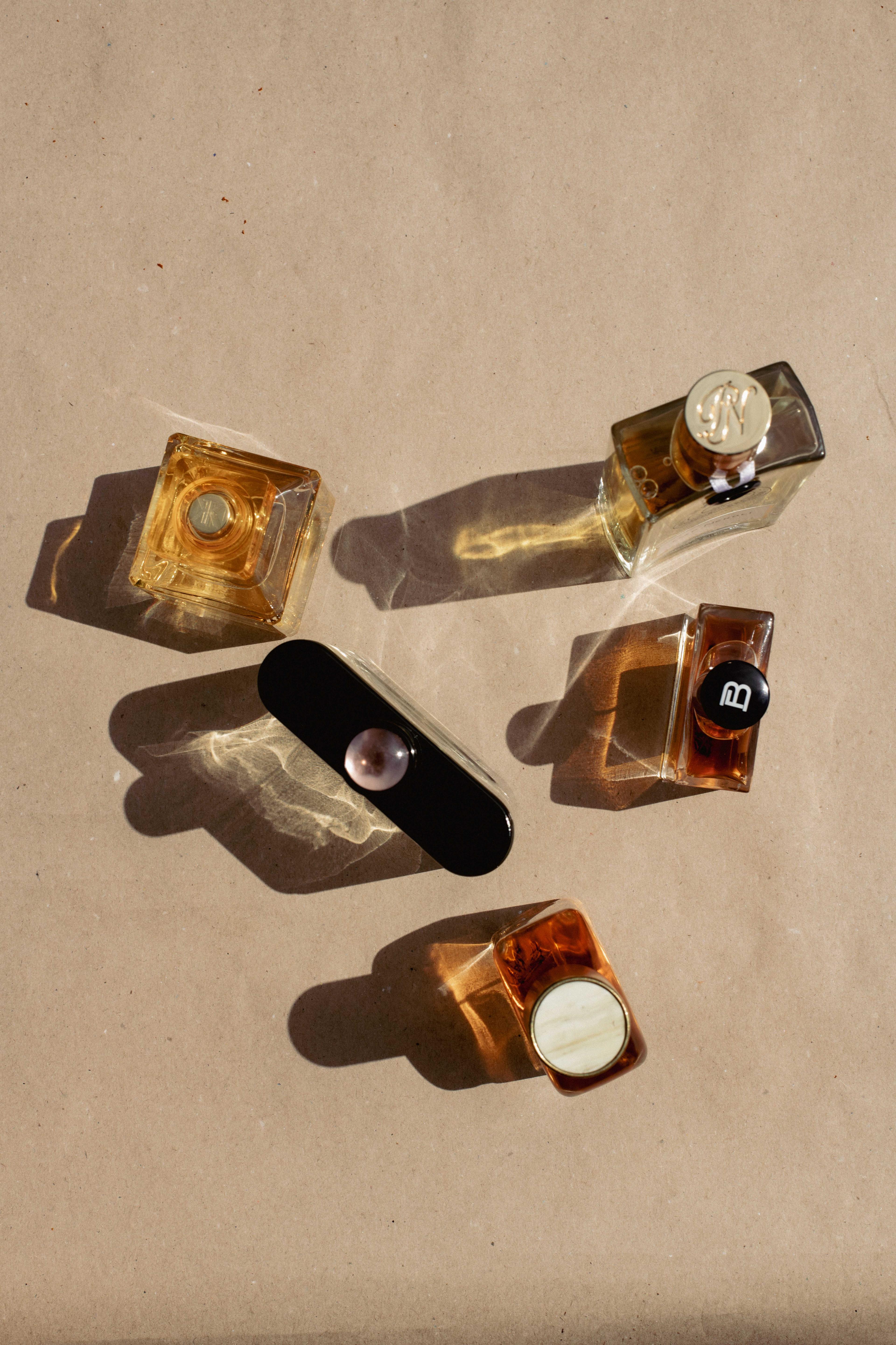 Three perfume ingredients that make a perfume last long on your scarf -  Experimental Perfume Club